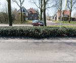 Water loopt met een goot onder de heg door over fietspad naar de sloot, rondweg